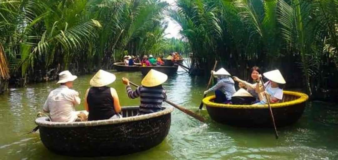 Khám phá rừng dừa Bảy Mẫu trên thuyền tre