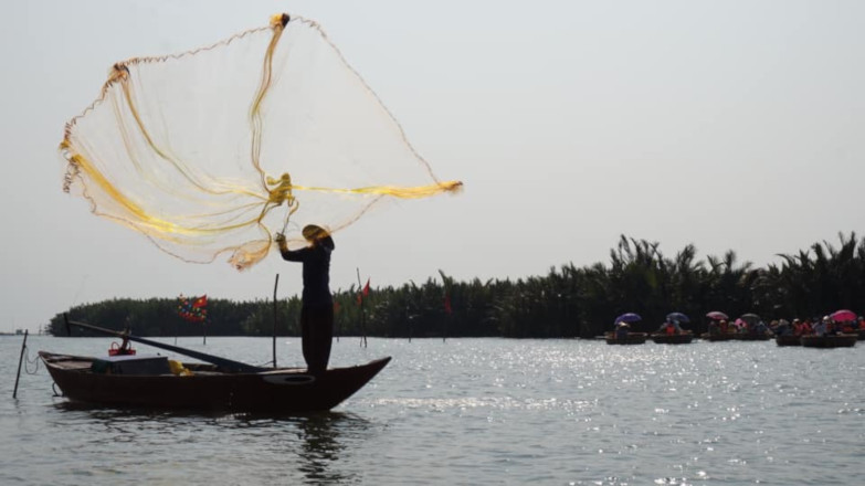 El hombre muestra cómo se pesca tradicionalmente en VIETNAM.