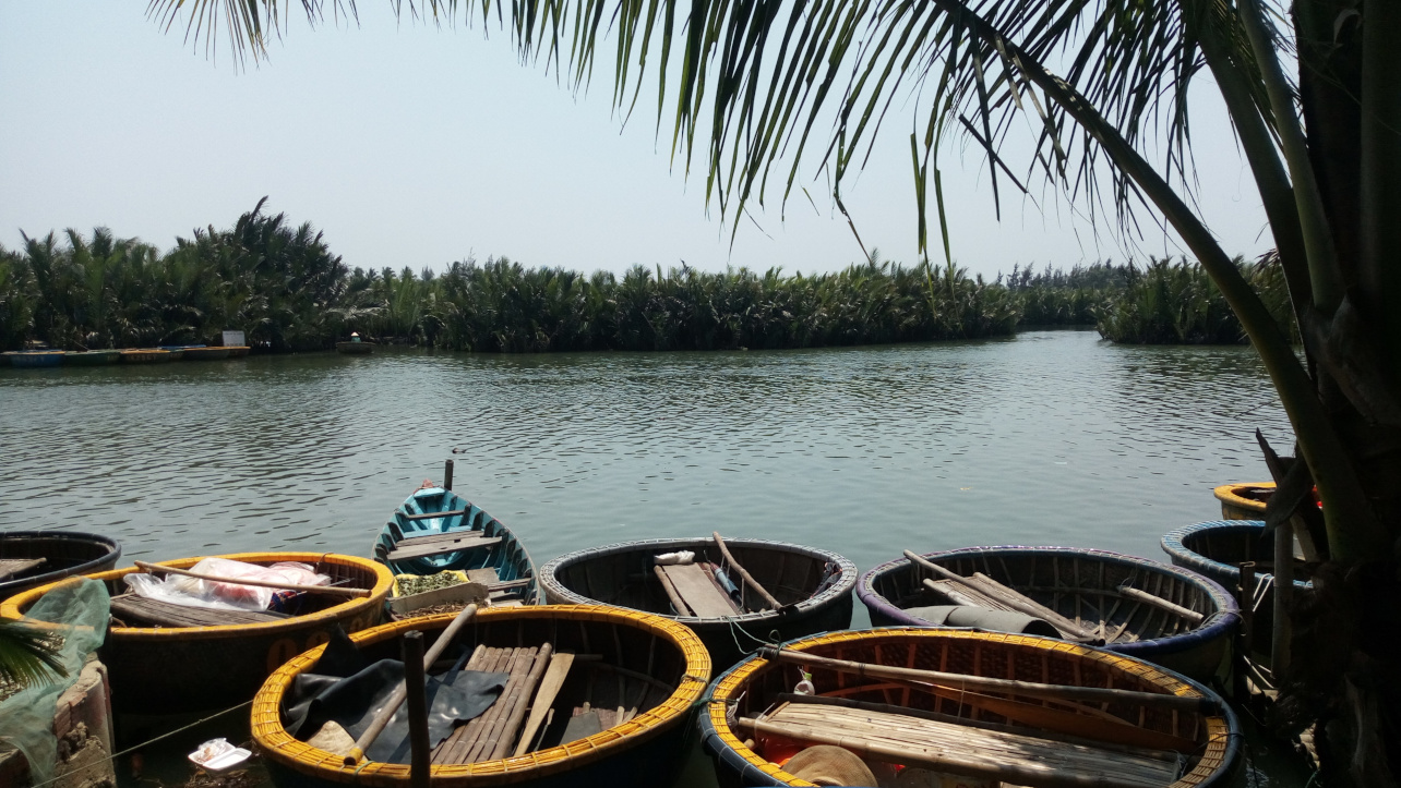 Les bateaux en noix de coco sont prêts pour le voyage