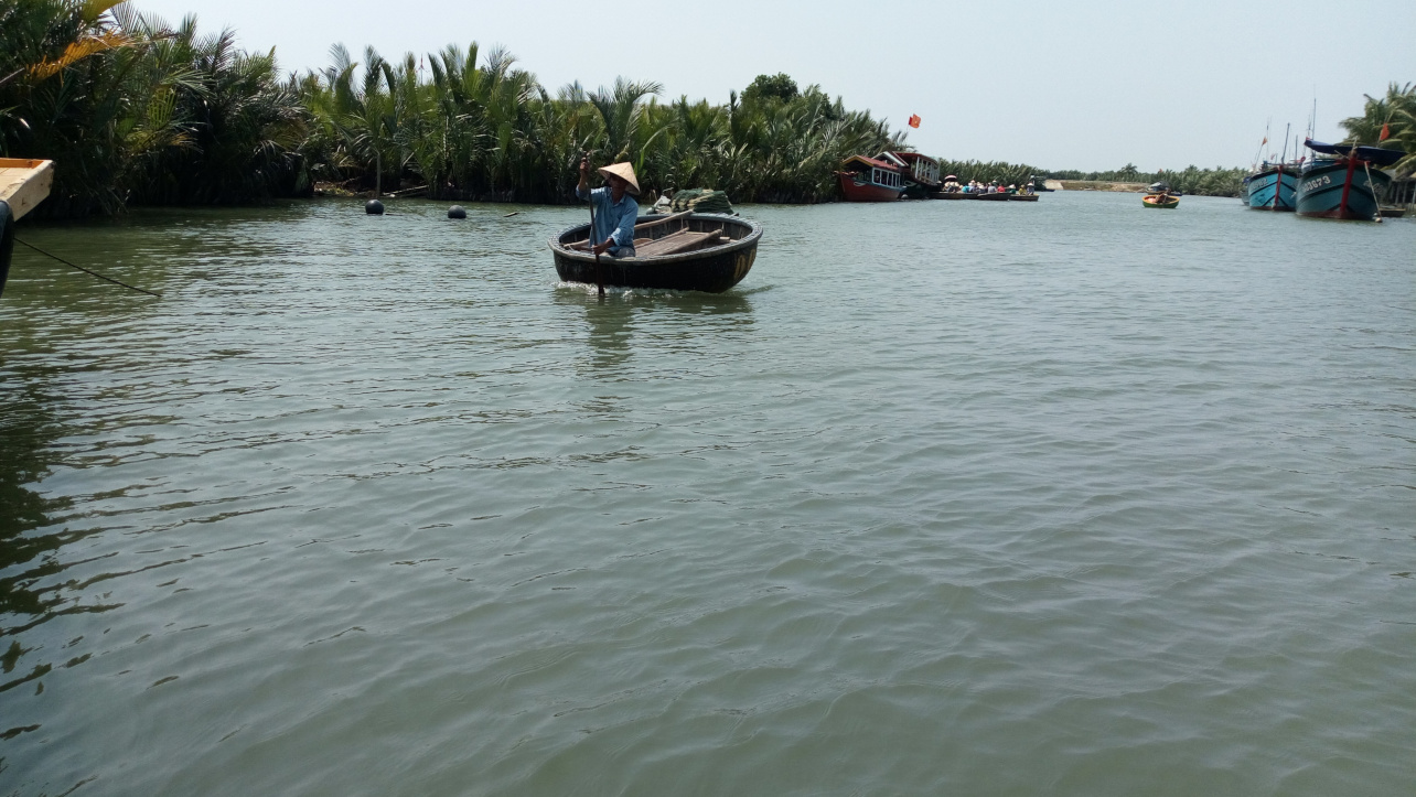 Un homme seul pagaie dans un bateau en noix de coco