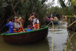 여행자들은 그들의 여행에서 기억을 저장하고 이 아름다운 장소를 구하기 위해 베이 마우 코코넛 포레스트 사진을 찍고 있습니다.