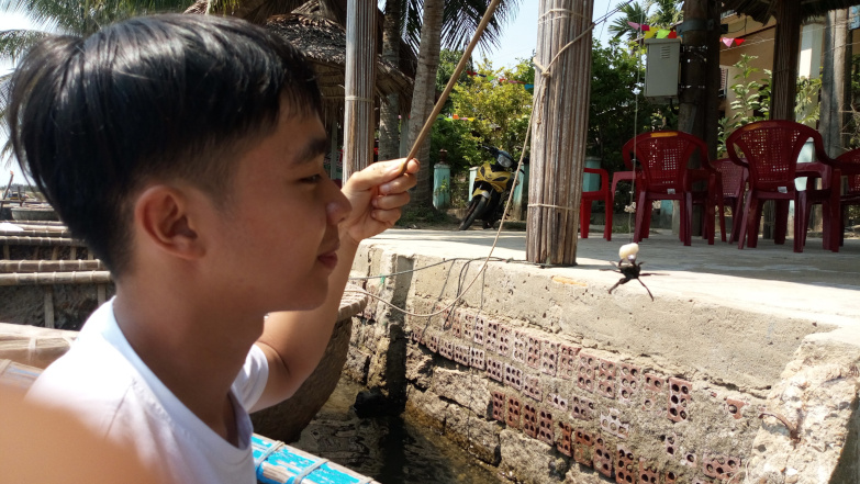 여행자들이 Thu Bon 강에서 게 잡는 법을 배우고 있습니다