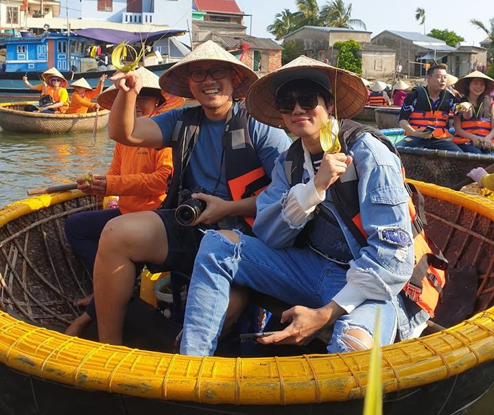 Traveler are happy with souvenir making from water coconut leaves